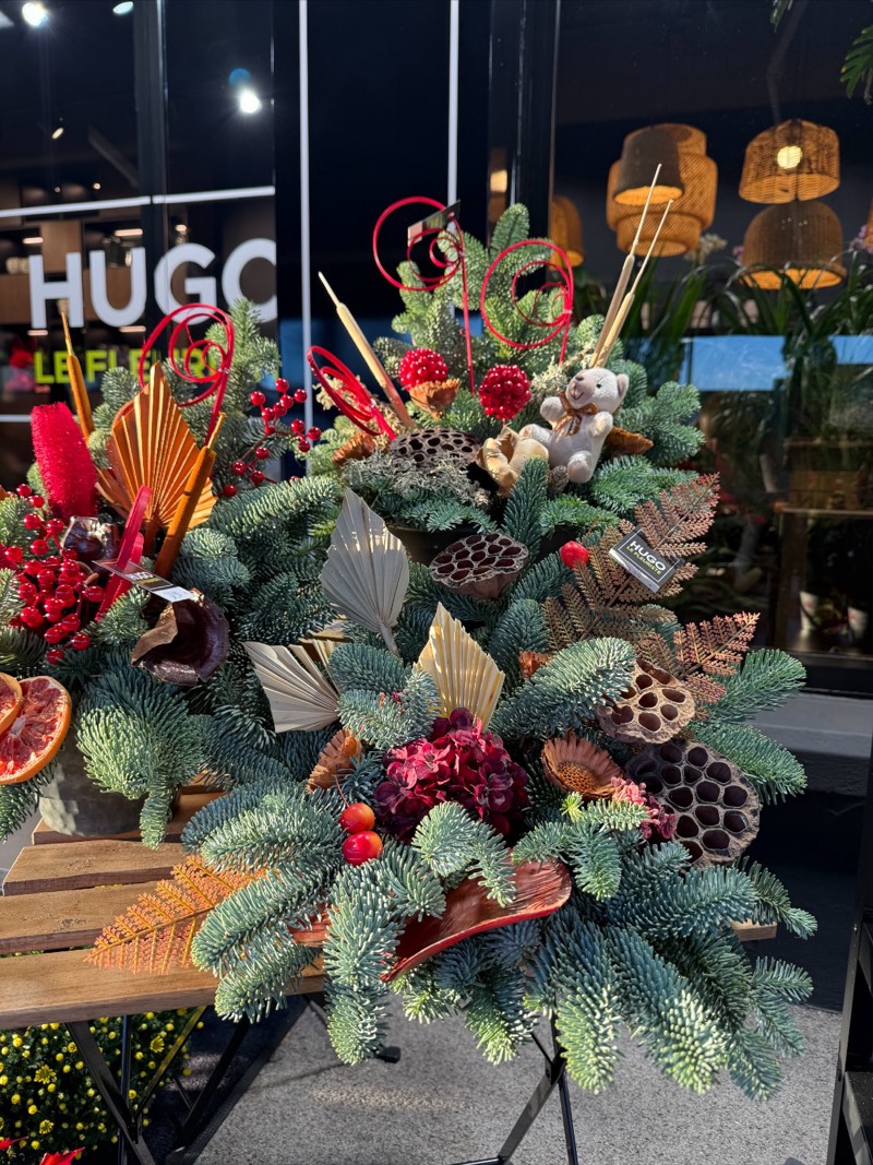 Forestier décoré de branches de sapin, fleurs séchées, lotus et fruits séchés